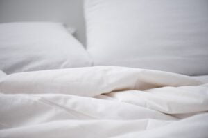 Read more about the article Guide: Sådan vælger du det rigtige sengetøj